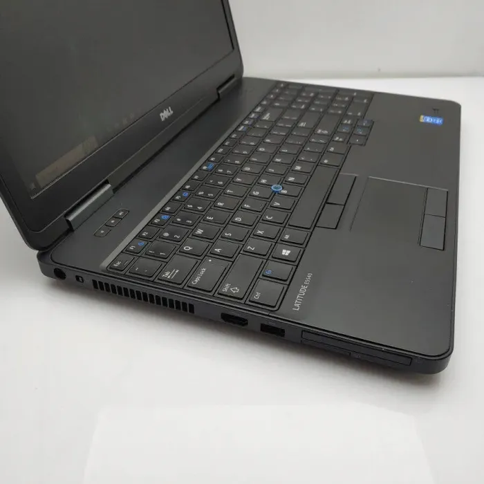 Ноутбук Dell Latitude E5540 / 15.6" TN / Intel Core i5-4310U (2(4) ядра по 2-3GHz) / 8GB DDR3 / 250GB SSD / HD Graphics 4400 / WebCam / DVD-ROM / Win 10 Pro б/в - зображення 4