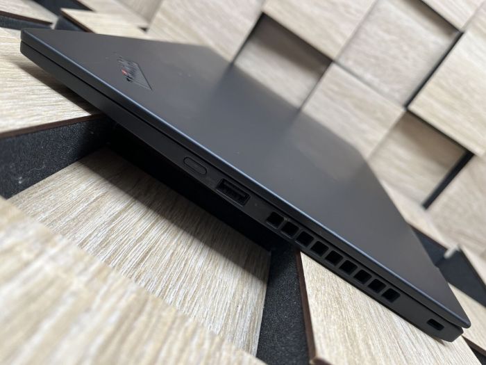 Ультрабук Б-клас Lenovo ThinkPad X1 Carbon (7th Gen) / 14" (1920x1080) IPS / Intel Core i7-10710U (6 (12) ядер по 1.1 - 4.7 GHz) / 16 GB DDR3 / 256 GB SSD M.2 / Intel UHD Graphics / WebCam / Fingerprint / HDMI б/в - зображення 6