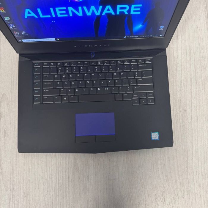 Ігровий ноутбук Dell Alienware 15 R3 / 15,6" (1920x1080) IPS / Intel Core i7-7700HQ (4 (8) ядра по 2,8 - 3,8 ГГц) / 32 ГБ DDR4 / 512 ГБ SSD / nVidia GeForce GTX 1070, 8 ГБ GDDR5, 256-біт / Веб-камера б/в - изображение 4