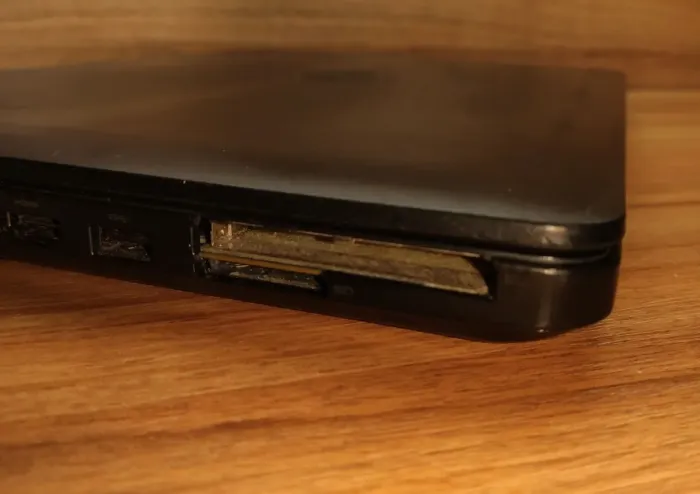 Ноутбук Б-клас Dell Latitude E5540 / 15.6" (1366x768) TN / Intel Core i5-4300U (2 (4) ядра по 1.9 - 2.9 GHz) / 8 GB DDR3 / 256 GB SSD / Intel HD Graphics 4400 / WebCam / Windows 10 б/в - зображення 3