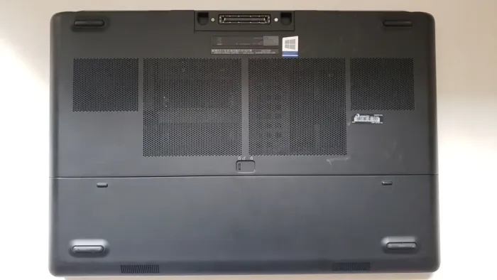 Мобільна робоча станція Dell Precision 7720 / 17.3" (1920x1080) IPS / Intel Core i7-6820HQ (4 (8) ядра по 2.7 - 3.6 GHz) / 16 GB DDR4 / 256 GB SSD M.2 + 500 GB HDD / AMD Radeon Pro WX 4130, 2 GB GDDR5, 128-bit / WebCam / Win 10 Pro б/в - зображення 8