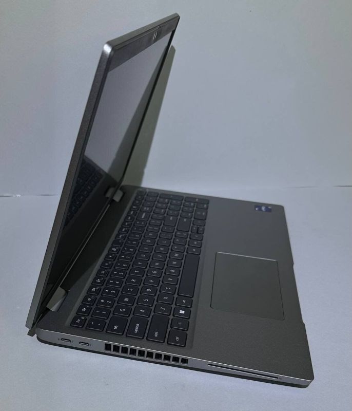 Ультрабук Dell Latitude 5530 / 15.6" (1920x1080) IPS / Intel Core i7-1265U (10 (12) ядер по 3.6 - 4.8 GHz) / 16 GB DDR4 / 256 GB SSD M.2 / Intel Iris Xe Graphics / WebCam / Win 11 Pro б/в - зображення 4