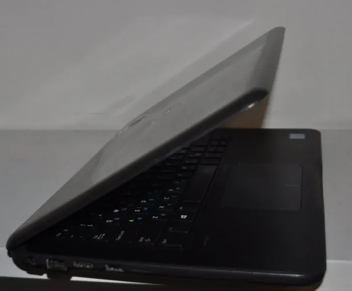 Ноутбук Dell Latitude 3380 / 13.3" (1366x768) TN / Intel Core i3-6006U (2 (4) ядра по 2.0 GHz) / 8 GB DDR4 / 128 GB SSD / Intel HD Graphics 520 / WebCam / HDMI / Windows 10 Pro  б/в - зображення 4