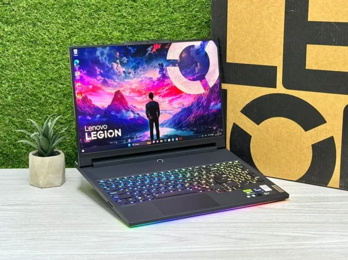 Ігровий ноутбук Lenovo Legion 9 16IRX9 Carbon / 16" (3200x2000) IPS / Intel Core i9-14900HX (24 (32) ядра по 1.6 - 5.8 GHz) / 32 GB DDR5 / 2000 GB SSD / nVidia GeForce RTX 4080, 12 GB GDDR6X, 192-bit / WebCam / Win 11 Pro - зображення 3