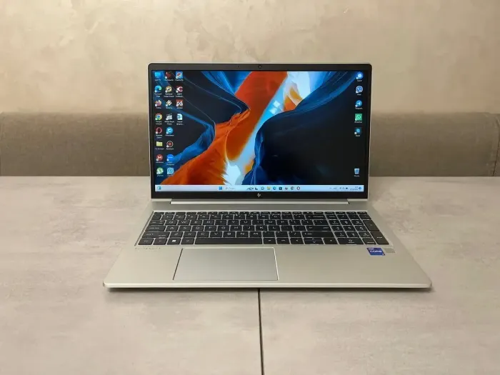 Ультрабук HP EliteBook 650 G10 / 15.6" (1920x1080) IPS / Intel Core i7-1365U (10 (12) ядер 1.8 - 5.2 GHz) / 16 GB DDR4 / 512 GB SSD M.2 / Intel Iris Xe Graphics / WebCam / Fingerprint / HDMI б/в - зображення 2