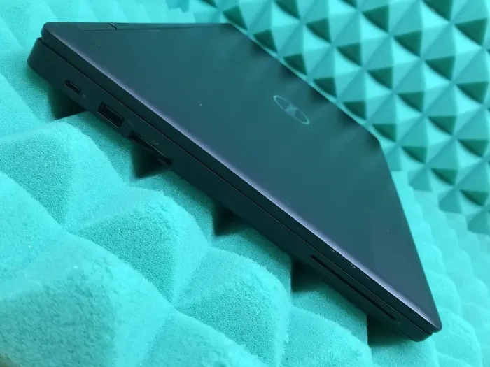 Ультрабук Б-клас Dell Latitude 5590 / 15.6" IPS / Core i7-8650U (4(8) ядра по 1.9-4.2GHz) / 8GB DDR4 / 256GB SSD M.2 / UHD Graphics 620 / USB 3.1 / HDMI / Win 10 б/в - зображення 6