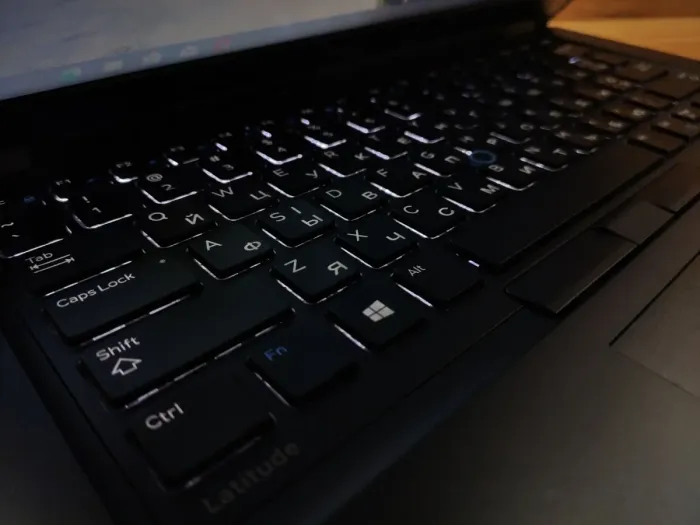 Ультрабук Б-клас Dell Latitude 5480 / 14" (1366x768) TN / Intel Core i5-7200U (2 (4) ядра по 2.5 - 3.1 GHz) / 8 GB DDR4 / 240 GB SSD / Intel HD Graphics 620 / WebCam / Win 10 б/в - зображення 6