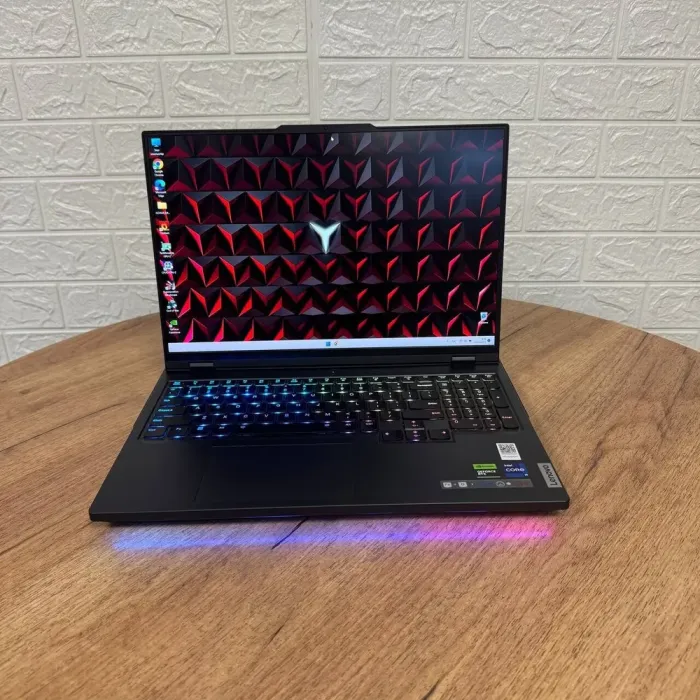 Ігровий ноутбук Lenovo Legion Pro 7 16IRX8H / 16" (2560x1600) IPS / Intel Core i9-13900HX (24 (32) ядра по 3.9 - 5.4 GHz) / 32 GB DDR5 / 2000 GB SSD NVMe / nVidia GeForce RTX 4080, 12 GB GDDR6, 192-bit / WebCam б/в - зображення 2