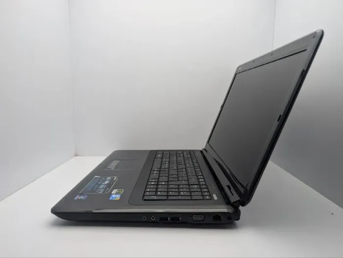 Ноутбук Asus K70 / 17.3" (1600x900) TN / Intel Core 2 Duo T6600 (2 ядра по 2.2 GHz) / 4 GB DDR2 / 320 GB HDD / nVidia GeForce 220M, 1 GB GDDR2, 128-bit / WebCam / DVD-ROM б/в - зображення 4