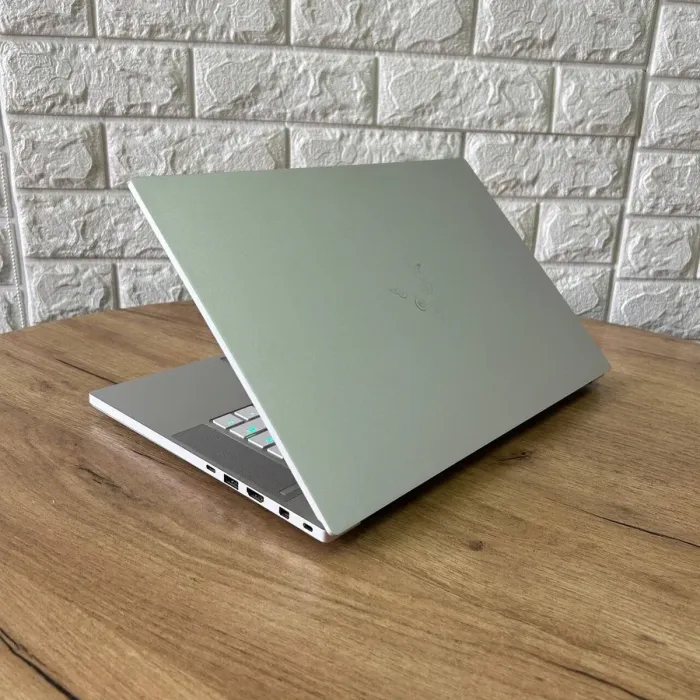 Ігровий ноутбук Б-клас Razer Blade 15 RZ09-0301 Silver / 15.6" (1920x1080) IPS / Intel Core i7-9750H (6 (12) ядер по 2.6 - 4.5 GHz) / 16 GB DDR4 / 512 GB SSD / nVidia GeForce RTX 2070 Max-Q, 8 GB GDDR6, 256-bit / WebCam б/в - зображення 6