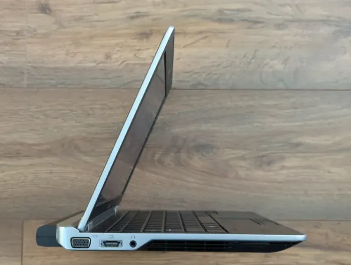 Нетбук Dell Latitude E6220 / 12.5" (1366x768) TN / Intel Core i5-2520M (2 (4) ядра по 2.5 - 3.2 GHz) / 4 GB DDR3 / 500 GB HDD / Intel HD Graphics 3000 / HDMI / WebCam б/в - зображення 4