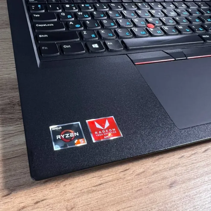 Ноутбук Lenovo ThinkPad E495 / 14" (1920x1080) IPS / AMD Ryzen 5 3500U (4 (8) ядра по 2.1 - 3.7 GHz) / 16 GB DDR4 / 256 GB SSD / AMD Radeon Vega 8 Graphics / WebCam б/в - зображення 3