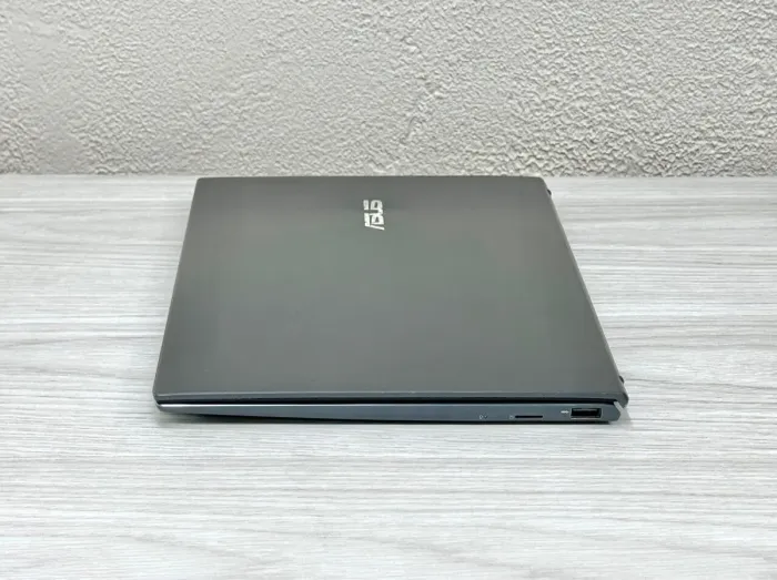 Ультрабук Asus ZenBook UX325E / 13.3" (1920x1080) OLED / Intel Core i5-1135G7 (4 (8) ядра по 2.4 - 4.2 GHz) / 8 GB DDR4 / 256 GB SSD M.2 / Intel Iris Xe Graphics / WebCam / Win 11 Home б/в - зображення 6