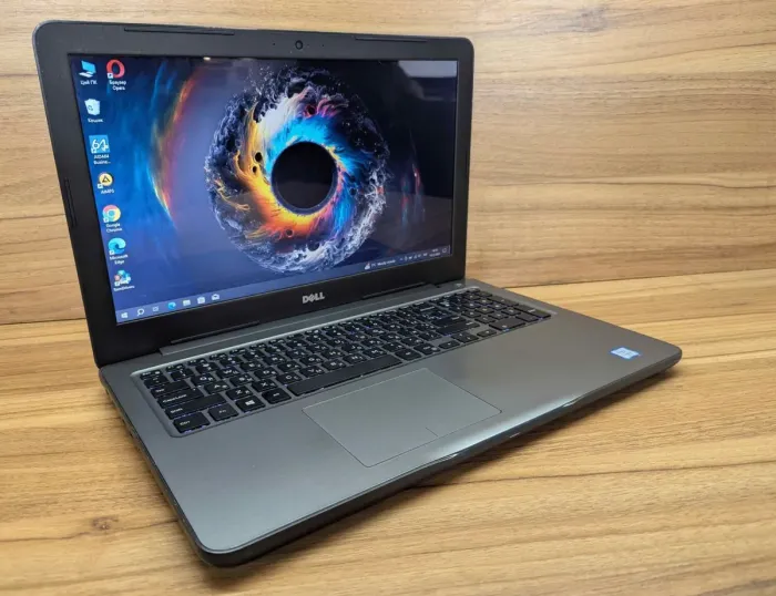 Ноутбук Dell Inspiron 5570 / 15.6" (1366x768) TN / Intel Core i5-7200U (2 (4) ядра по 2.5 - 3.1 GHz) / 8 GB DDR4 / 256 GB SSD / Intel HD Graphics 620 / WebCam / Windows 10 б/в - зображення 4