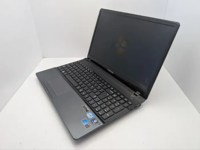 Ноутбук Samsung 300E / 15.6" (1366x768) TN / Intel Core i5-2450M (2 (4) ядра по 2.5 - 3.1 GHz) / 8 GB DDR3 / 500 GB HDD / nVidia GeForce GT 520MX, 1GB DDR3, 64-bit / WebCam б/в - зображення 4