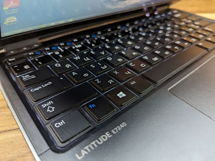 Ультрабук Б-клас Dell Latitude E7240 / 12.5" (1366x768) TN / Intel Core i5-4210U (2 (4) ядра по 1.7 - 2.7 GHz) / 6 GB DDR3 / 128 GB SSD / Intel HD Graphics 4400 / WebCam / Windows 10 б/в - зображення 7