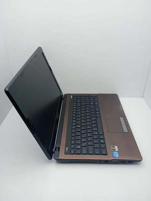 Ноутбук Asus K53D / 15.6" (1366x768) TN / Intel Core i3-2330M (2 (4) ядра по 2.2 GHz) / 6 GB DDR3 / 320 GB HDD / nVidia GeForce GT 540M, 1 GB GDDR3, 128-bit / WebCam б/в - зображення 5