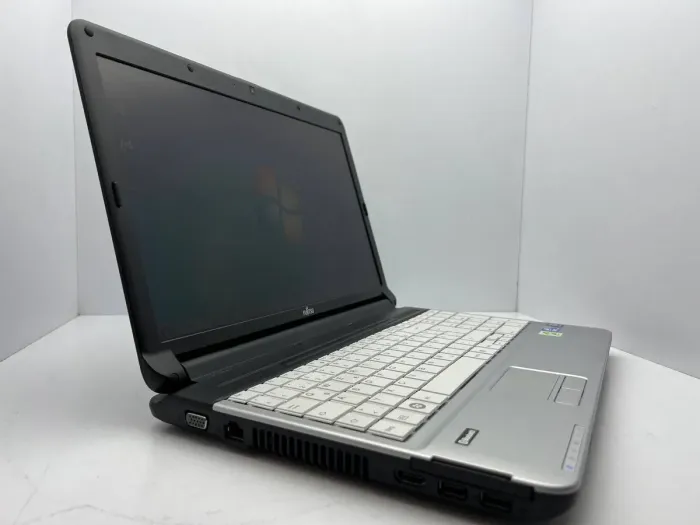 Ноутбук Fujitsu Lifebook А530 / 15" (1366x768) TN / Intel Core i3-370M (2 (4) ядра по 2.4 GHz) / 4 GB DDR3 / 500 GB HDD / Intel HD Graphics / WebCam б/в - зображення 3