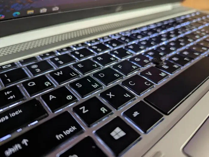 Ультрабук Б-клас HP EliteBook 850 G5 / 15.6" (1920x1080) IPS / Intel Core i7-7600U (2 (4) ядра по 2.8 - 3.9 GHz) / 16 GB DDR4 / 512 GB SSD / Intel HD Graphics 620 / WebCam / Fingerprint / Windows 10 б/в - зображення 8