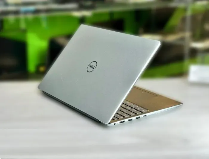 Ультрабук Б-клас Dell Vostro 5590 / 15.6" (1920x1080) IPS / Intel Core i5-10210U (4 (8) ядра по 1.6 - 4.2 GHz) / 8 GB DDR4 / 256 GB SSD M.2 / Intel UHD Graphics / WebCam / Win 11 Pro б/в - зображення 5