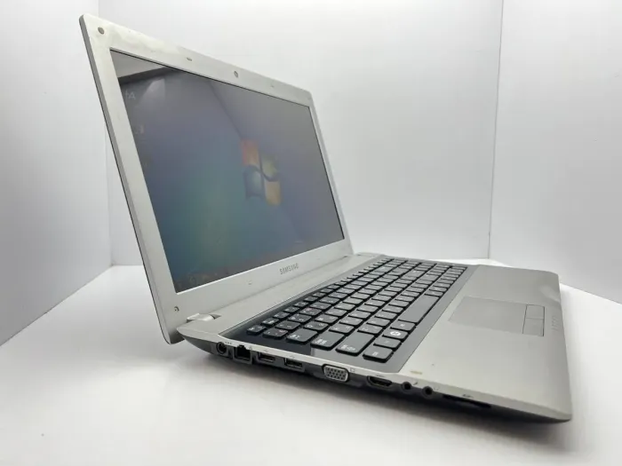 Ноутбук Б-клас Samsung RV513 / 15.6" (1366x768) TN / AMD E-450 (2 ядра по 1.65 GHz) / 4 GB DDR3 / 320 GB HDD / AMD Radeon HD6320 / WebCam б/в - зображення 3