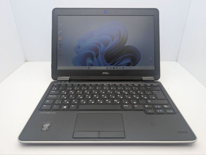 Нетбук Dell Latitude E7240 / 12.5" (1366x768) TN / Intel Core i5-4210U (2 (4) ядра по 1.7 - 2.7 GHz) / 8 GB DDR3 / 120 GB SSD / Intel HD Graphics 4400 / WebCam б/в - изображение 2