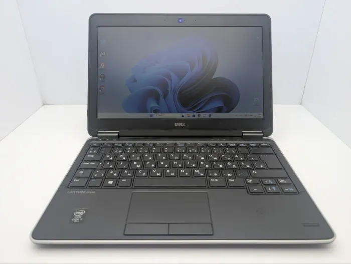Нетбук Dell Latitude E7240 / 12.5" (1366x768) TN / Intel Core i5-4210U (2 (4) ядра по 1.7 - 2.7 GHz) / 8 GB DDR3 / 120 GB SSD / Intel HD Graphics 4400 / WebCam б/в - зображення 2