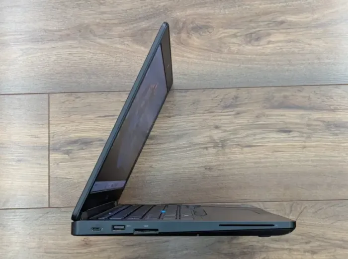 Ультрабук Dell Latitude 5480 / 14" (1920x1080) IPS / Intel Core i7-7820HQ (4 (8) ядра по 2.9 - 3.9 GHz) / 8 GB DDR4 / 256 GB SSD / nVidia GeForce 930MX, 2 GB DDR3, 64-bit / WebCam б/в - зображення 4