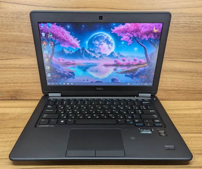Нетбук Б-клас Dell Latitude E7250 / 12.5" (1366x768) TN / Intel Core i7-5600U (2 (4) ядра по 2.6 - 3.2 GHz) / 8 GB DDR3 / 256 GB SSD / Intel HD Graphics 5500 / WebCam / Fingerprint / Windows 10 б/в - зображення 2