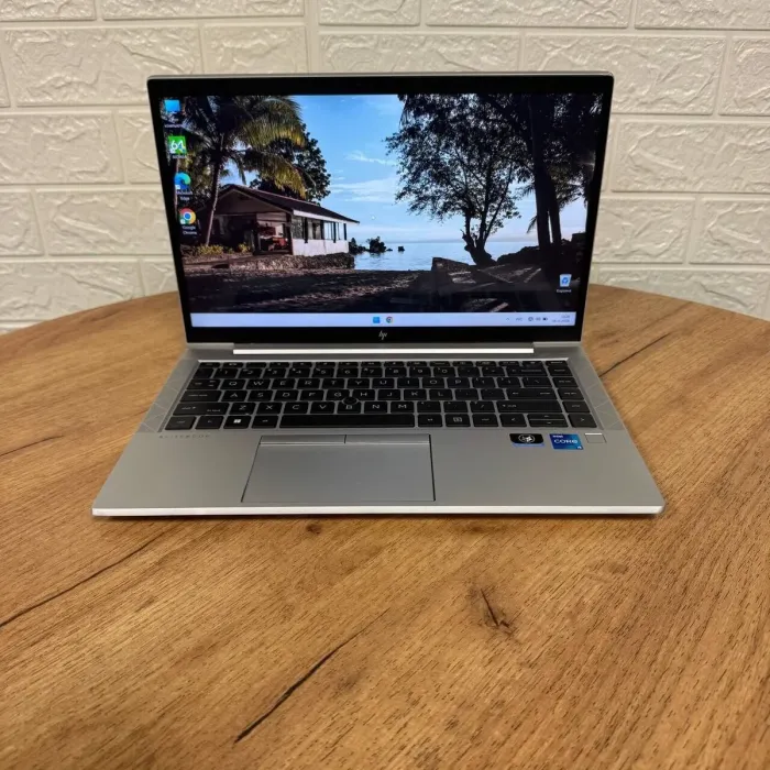 Ультрабук Б-клас HP EliteBook 840 G8 / 14" (1920x1080) IPS Touch / Intel Core i5-1135G7 (4 (8) ядра по 2.4 - 4.2 GHz) / 8 GB DDR4 / 256 GB SSD / Intel Iris Xe Graphics / WebCam б/в - зображення 2