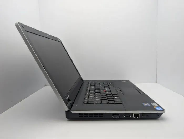 Ноутбук Lenovo ThinkPad Edge 15 / 15.6" (1366x768) TN / Intel Core i3-370M (2 (4) ядра по 2.4 GHz) / 6 GB DDR3 / 500 GB HDD / Intel HD Graphics / WebCam / DVD-ROM б/в - зображення 4