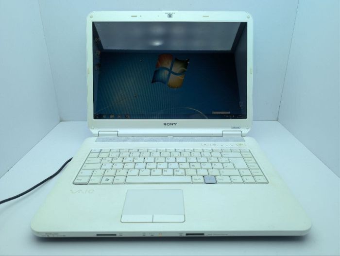 Ноутбук Sony VGN NS21S / 15.4" (1280x800) TN / Intel Core 2 Duo T6400 (2 ядра по 2.0 GHz) / 4 GB DDR2 / 250 GB HDD / AMD Radeon HD 3430, 256 MB GDDR2, 64-bit / WebCam / DVD-ROM / Без АКБ б/в - изображение 2