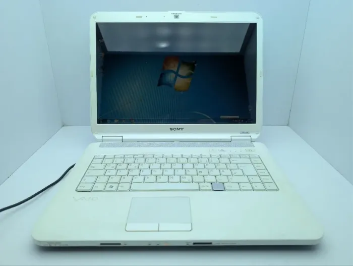 Ноутбук Sony VGN NS21S / 15.4" (1280x800) TN / Intel Core 2 Duo T6400 (2 ядра по 2.0 GHz) / 4 GB DDR2 / 250 GB HDD / AMD Radeon HD 3430, 256 MB GDDR2, 64-bit / WebCam / DVD-ROM / Без АКБ б/в - изображение 2