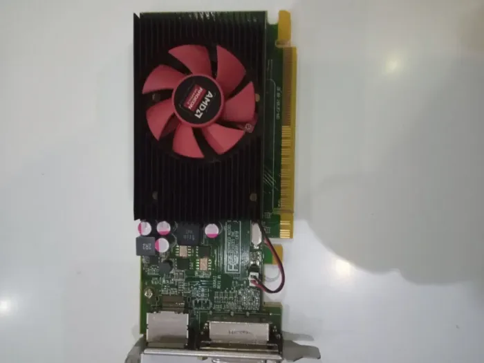 Дискретна відеокарта AMD Radeon R5 340X, 2 GB DDR3, 64-bit / 1x DVI, 1x DisplayPort / Для корпусів форм-фактора Tower б/в - зображення 2