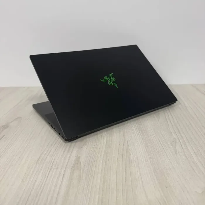 Ігровий ноутбук Б-класу Razer Blade 15 RZ09-02386 / 15,6" (1920x1080) IPS / Intel Core i7-9850H (6 (12) ядер по 2,6 - 4,6 ГГц) / 16 ГБ DDR4 / 512 ГБ SSD NVMe / nVidia GeForce GTX 1070 Max-Q, 8 ГБ GDDR5, 256-біт б/в - зображення 6