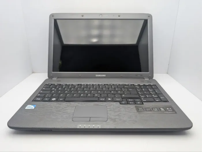 Ноутбук Samsung R528 / 15.6" (1366x768) TN / Intel Pentium T4400 (2 ядра по 2.2 GHz) / 6 GB DDR3 / 500 GB HDD / Intel Graphics / WebCam / DVD-ROM б/в - зображення 3