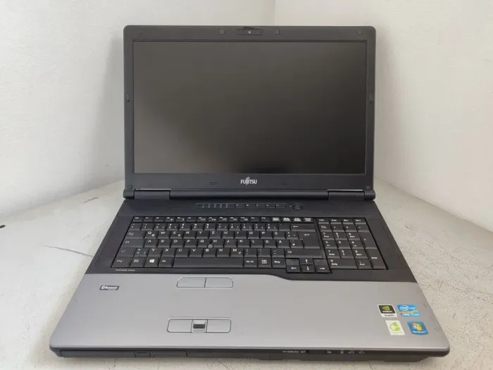 Мобільна робоча станція Fujitsu Celsius H920 / 17.3" (1920x1080) TN / Intel Core i7-3820QM (4 (8) ядра по 2.7 - 3.7 GHz) / 32 GB DDR3 / 240 GB SSD / nVidia Quadro K3000M, 2 GB GDDR5, 256-bit / WebCam б/в - зображення 2