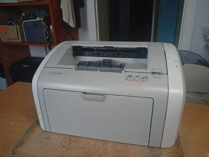 Принтер HP LaserJet 1020 / Лазерний монохромний друк / 600x600 dpi / A4 / 14 стор/хв / USB 2.0 б/в - зображення 2