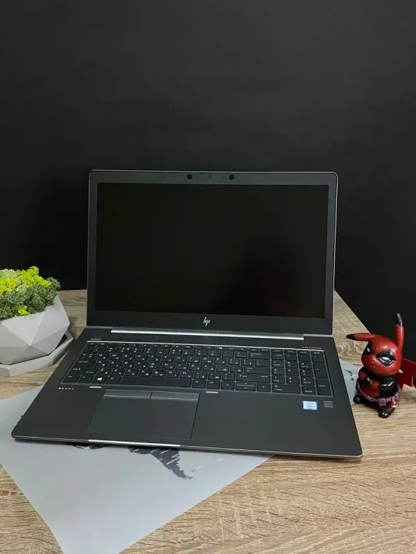 Мобільна робоча станція HP ZBook 15u G5 / 15.6" (1920x1080) TN / Intel Core i7-8550U (4 (8) ядра по 1.8 - 4.0 GHz) / 16 GB DDR4 / 256 GB SSD / AMD Radeon Pro WX 3100, 2 GB DDR5, 128-bit / WebCam / Win 10 б/в - зображення 2