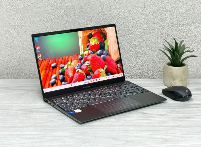 Ультрабук Asus ZenBook UX325E / 13.3" (1920x1080) OLED / Intel Core i5-1135G7 (4 (8) ядра по 2.4 - 4.2 GHz) / 8 GB DDR4 / 256 GB SSD M.2 / Intel Iris Xe Graphics / WebCam / Win 11 Home б/в - зображення 3