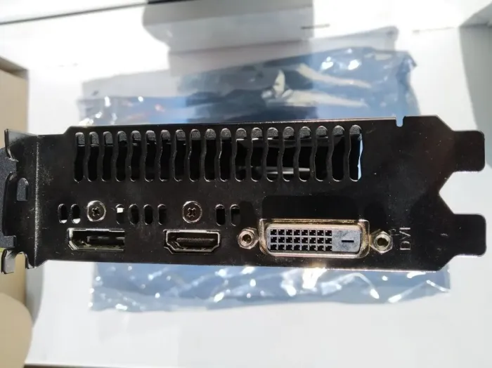 Дискретна відеокарта AMD Radeon RX 570, 4 GB GDDR5, 256-bit / 1x DVI, 1x HDMI, 1x DisplayPort б/в - зображення 4