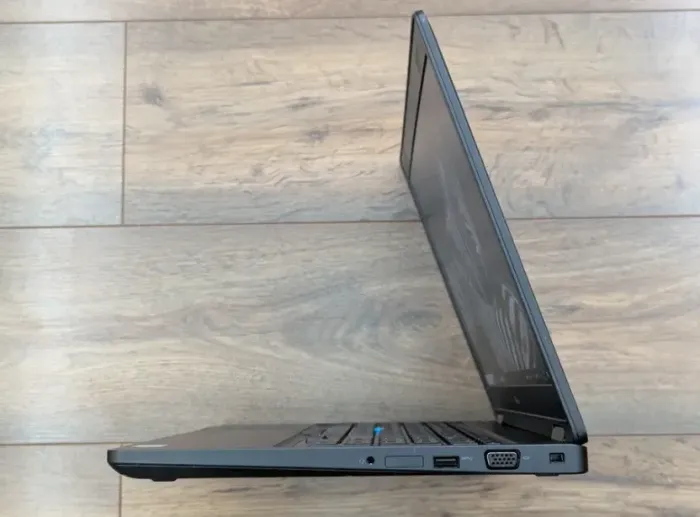 Ноутбук Dell Latitude 5580 / 15.6" (1920x1080) TN / Intel Core i5-6300U (2 (4) ядра по 2.4 - 3.0 GHz) / 8 GB DDR4 / 256 GB SSD / Intel HD Graphics 520 / WebCam б/в - зображення 5