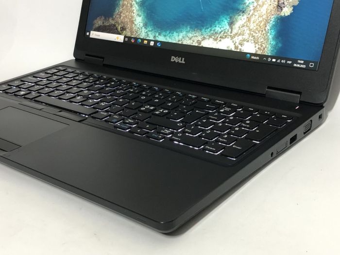 Мобільна робоча станція Б-клас Dell Precision 3520 / 15.6" (1920x1080) IPS / Intel Core i7-6820HQ (4 (8) ядра по 2.7 - 3.6 GHz) / 16 GB DDR4 / 256 GB SSD / nVidia Quadro M620, 2 GB GDDR5, 128-bit / WebCam / Win 10 Pro б/в - зображення 9