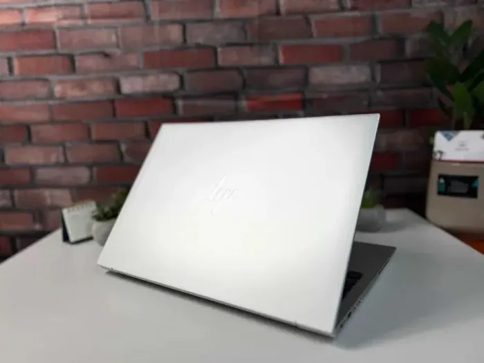 Ультрабук HP EliteBook 865 G9 / 16" (1920x1200) IPS / AMD Ryzen 5 PRO 6650U (6 (12) ядер по 2.9 - 4.5 GHz) / 16 GB DDR4 / 256 GB SSD M.2 / AMD Radeon 660M Graphics / WebCam / Win 11 Pro б/в - зображення 6