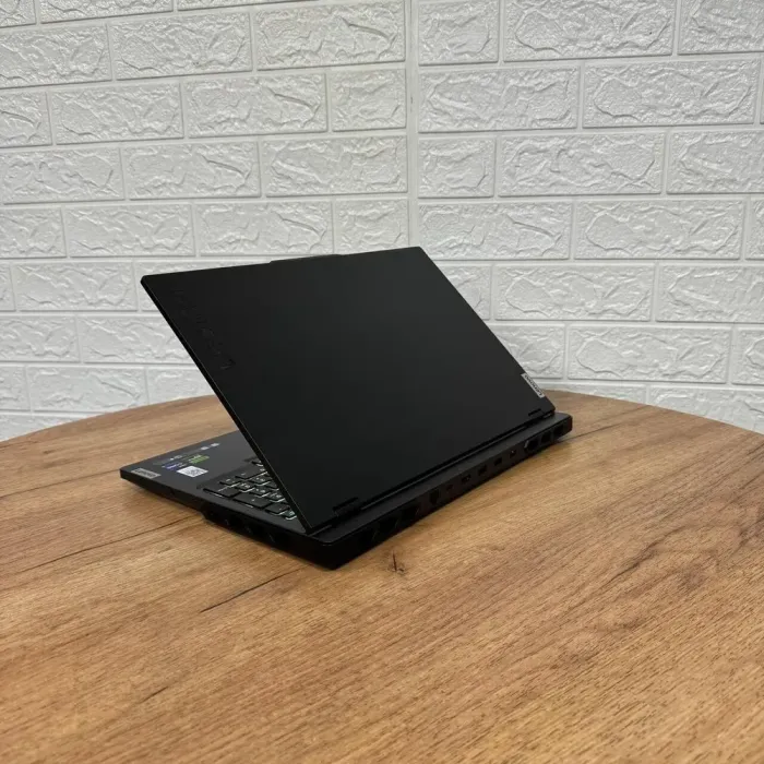 Ігровий ноутбук Lenovo Legion Pro 7 16IRX8H / 16" (2560x1600) IPS / Intel Core i9-13900HX (24 (32) ядра по 3.9 - 5.4 GHz) / 32 GB DDR5 / 1000 GB SSD NVMe / nVidia GeForce RTX 4080, 12 GB GDDR6, 192-bit / WebCam б/в - зображення 6