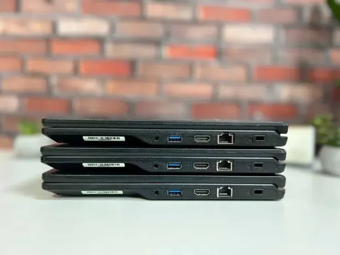 Ноутбук Fujitsu LifeBook E449 / 14" (1366x768) TN / Intel Core i3-7020U (2 (4) ядра по 2.3 GHz) / 8 GB DDR4 / 128 GB SSD M.2 / Intel UHD Graphics 620 / WebCam / Win 10 Pro б/в - зображення 4