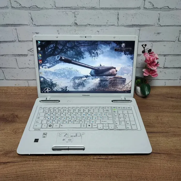 Ноутбук Б-клас Toshiba Satellite L775D-10V / 17.3" (1600x900) TN / AMD A6-3420M (2 (4) ядра по 1.5 - 2.4 GHz) / 8 GB DDR3 / 128 GB SSD / AMD Radeon HD 6520G Graphics / WebCam / DVD-ROM б/в - зображення 2