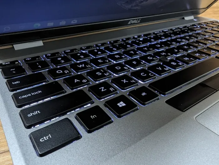 Ноутбук Dell Latitude 5511 / 15.6" (1366x768) TN / Intel Core i5-10300H (4 (8) ядра по 2.5 - 4.5 GHz) / 8 GB DDR4 / 512 GB SSD / Intel UHD Graphics / WebCam / Windows 10 б/в - зображення 6