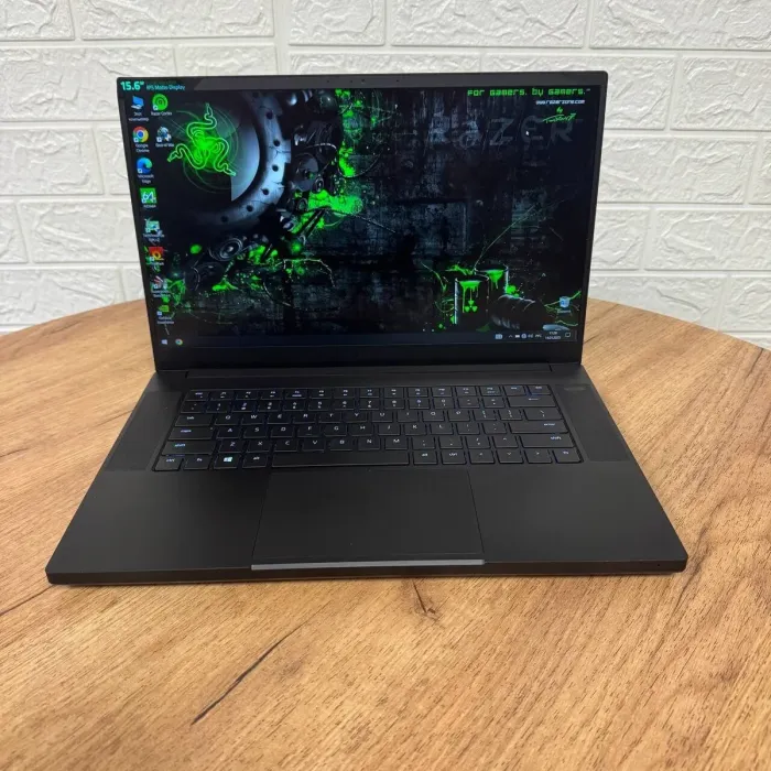 Ігровий ноутбук Б-клас Razer Blade 15 RZ09-0300 / 15.6" (1920x1080) IPS / Intel Core i7-9750H (6 (12) ядер по 2.6 - 4.5 GHz) / 16 GB DDR4 / 120 GB SSD + 1000 GB HDD / nVidia GeForce GTX 1660 Ti, 6 GB GDDR6, 192-bit / WebCam б/в - зображення 2