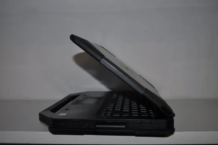 Захищений ноутбук Б-клас Dell Latitude 5414 Rugged / 14" (1366x768) TN / Intel Core i5-6300U (2 (4) ядра по 2.4 - 3.0 GHz) / 8 GB DDR4 / 240 GB SSD / Intel HD Graphics 520 / WebCam / Windows 11 Pro б/в - зображення 7